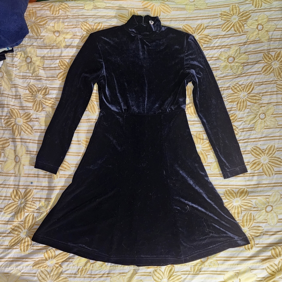 Expression Dresses & Skirts - Chic Black Velvet Long Sleeve Dress